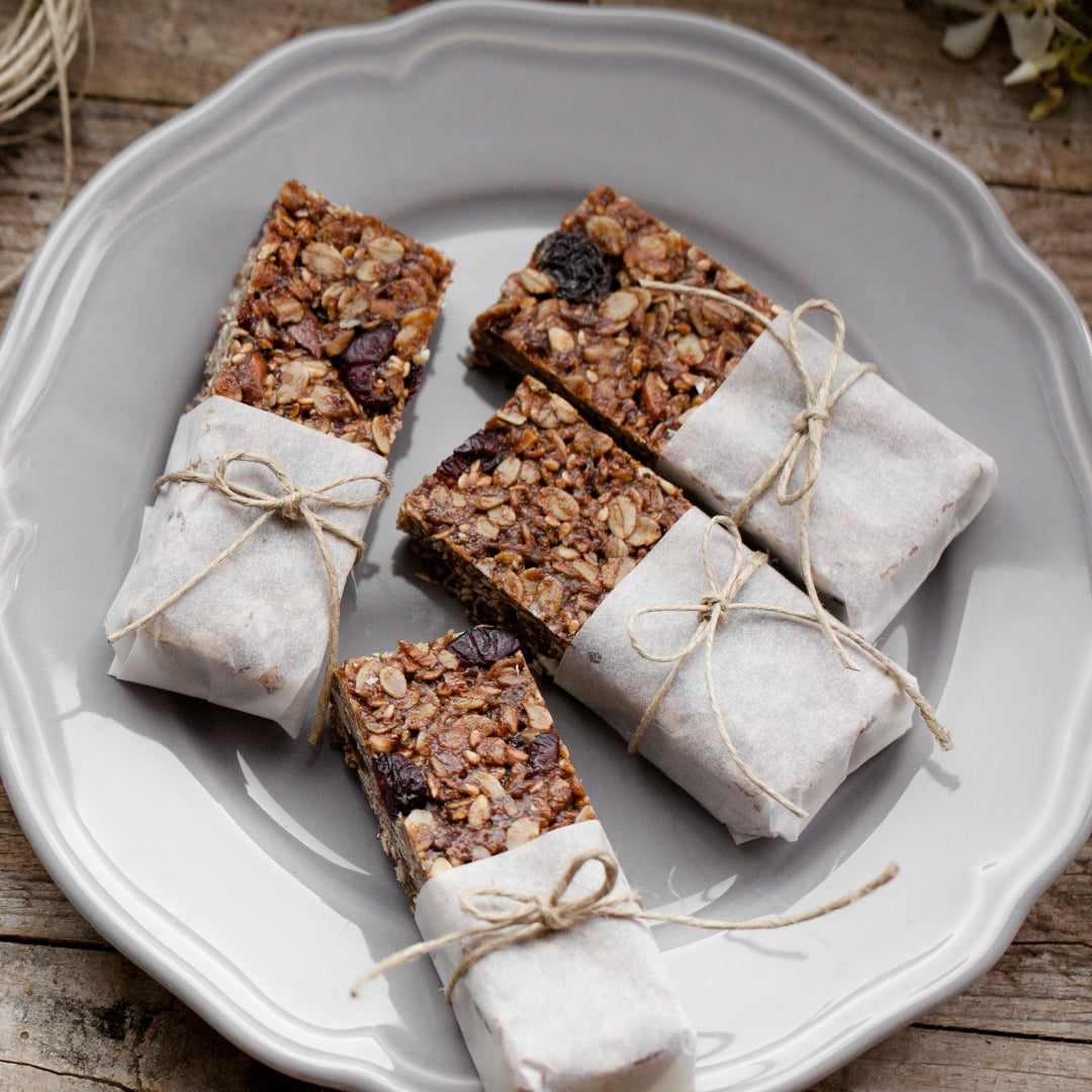 barres granolas assiette blanche