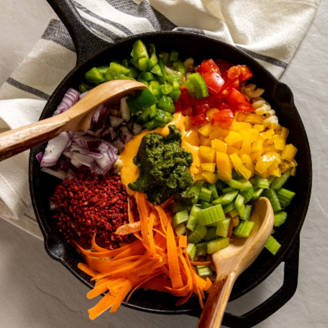 salade de macaroni chimichirru dans une poele 