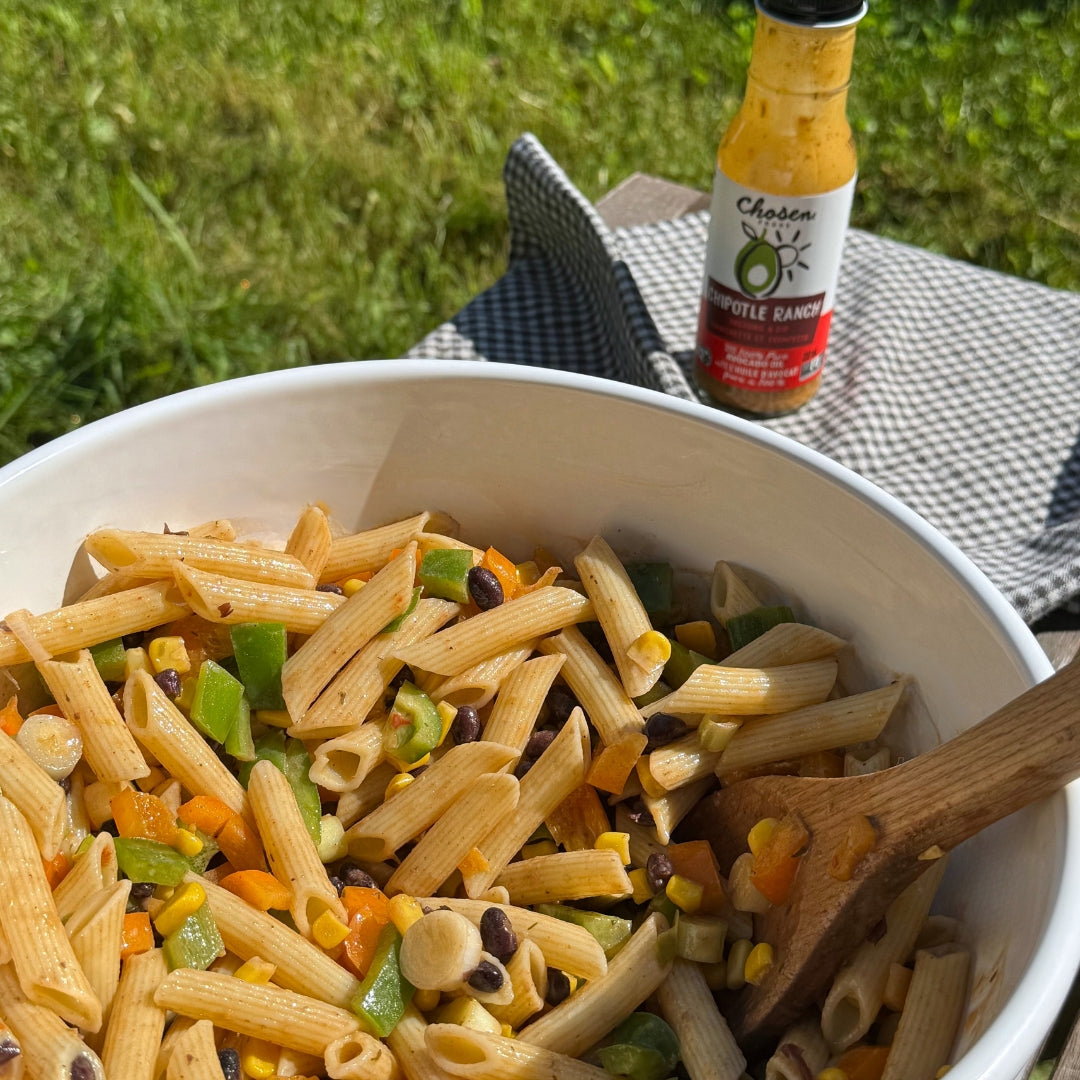 salade pâtes ranch chipotle dans un bol blanc sur une table en bois 